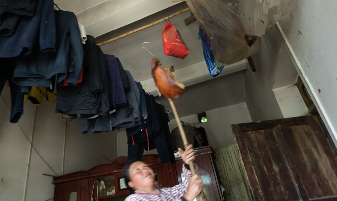 她送了我一块腊肉
