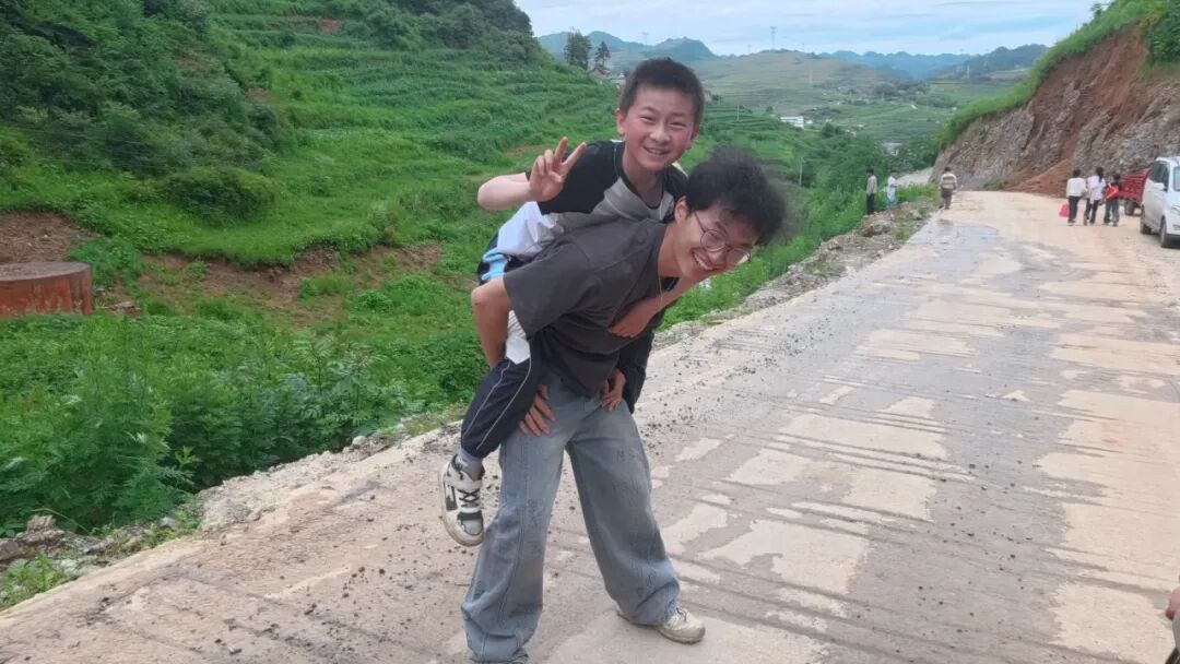 背起孩子走过泥泞的路